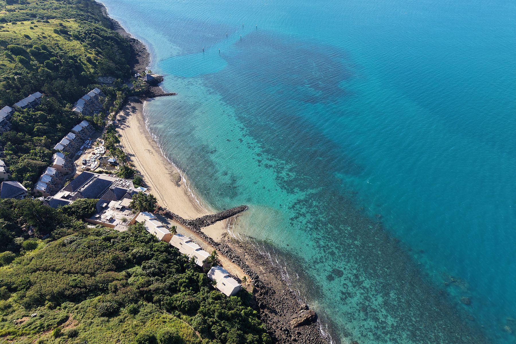 Turquoise reef and beach along the Lindeman coast
